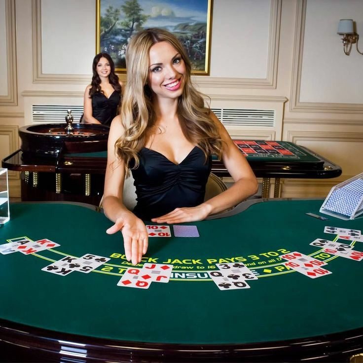 Giao diện live casino và slot online tại mb663 trên điện thoại Việt Nam
